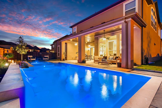 custom swimming pool builder in Houston